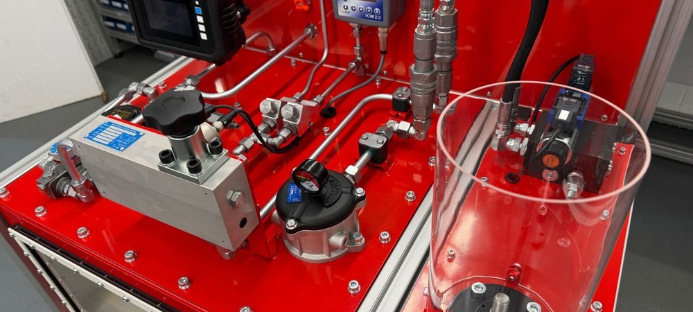 Исследовательская установка (гидростанция) для лабораторных опытов и тестов.