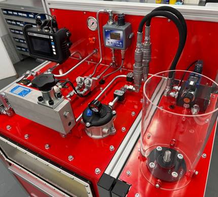 Исследовательская установка (гидростанция) для лабораторных опытов и тестов.